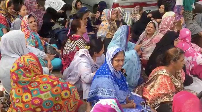 Lady Health Workers Protest Non Payment Of Salaries In Karachi