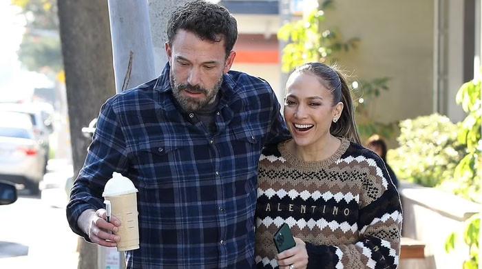 Jennifer Lopez Engages In PDA With Hubby Ben Affleck On Cute Starbucks Date