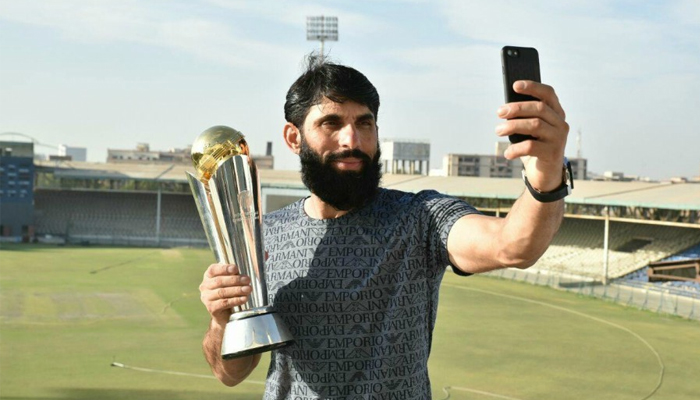 Misbah poses with the ICC Champions Trophy 2017, Karachi, March 30, 2017/PCB