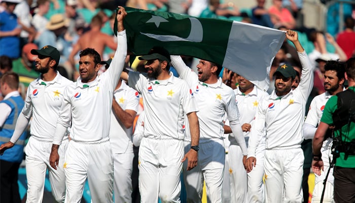 Leading his players in a lap of honour, England v Pakistan, 4th Test, The Oval, August 14, 2016/Getty Images