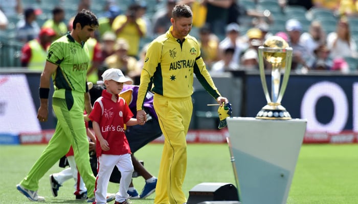 Misbah walks out onto the field for his last ODI, Australia v Pakistan, World Cup 2015, Adelaide, March 20, 2015/AFP