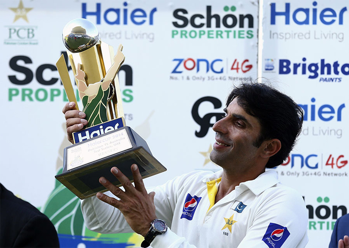 A smiling Misbah lifts the trophy after Pakistan win 2-0 against Australia, Abu Dhabi, November 3, 2014/Getty Images