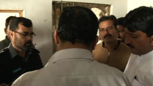 Non-uniformed policemen caught abusing power in Faisalabad 