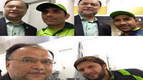 Ahsan Iqbal takes selfies with Pakistani cricket stars