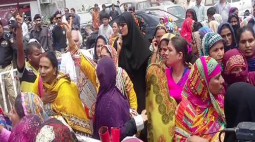 Lady Health Workers protest outside Sindh Assembly 