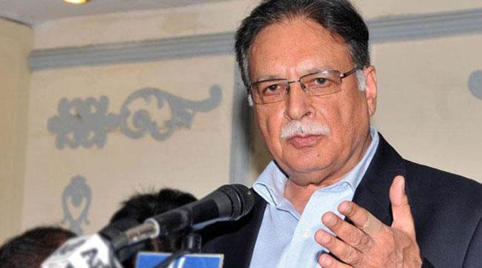 Panama leaks: Pervaiz Rashid defends Sharifs, slams Imran