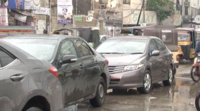 Traffic jam clogs roads as rain hits Karachi