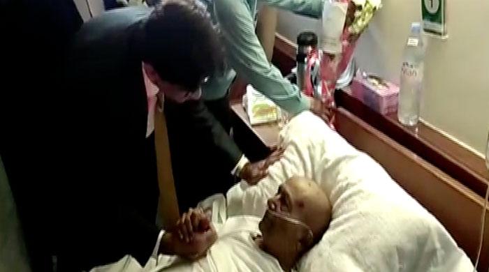 Murad meets ailing cricket legend Hanif Muhammad