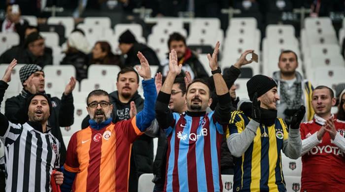 Rival football fans unite after Istanbul attacks