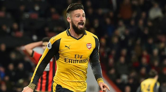 Giroud caps Arsenal revival