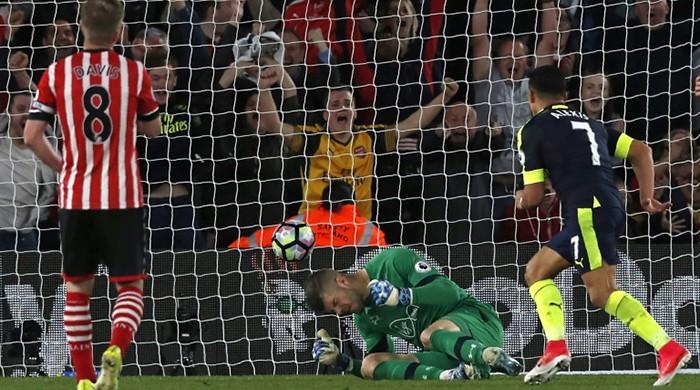 Sanchez keeps Arsenal in top-four hunt