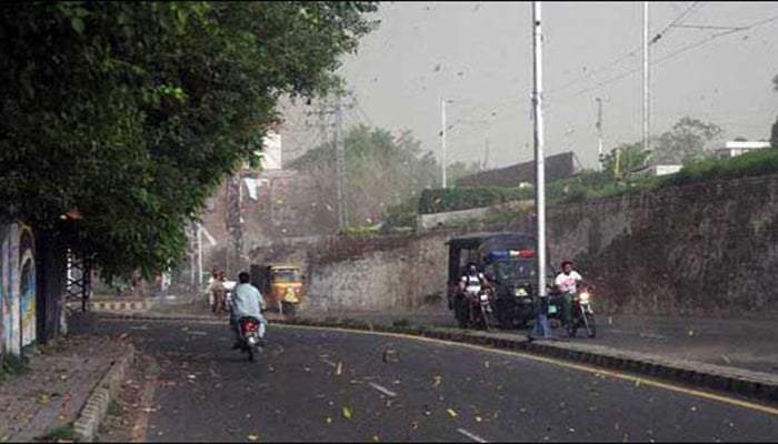 Storm breaks heatwave, bars electricity and flights in Lahore ...