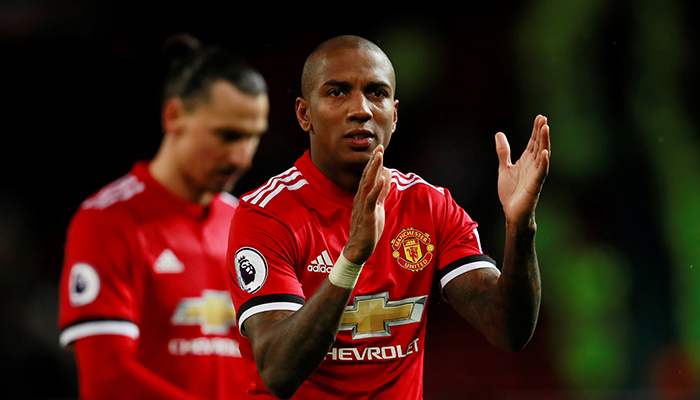 Manchester United maintain pressure with win, Tottenham held at home