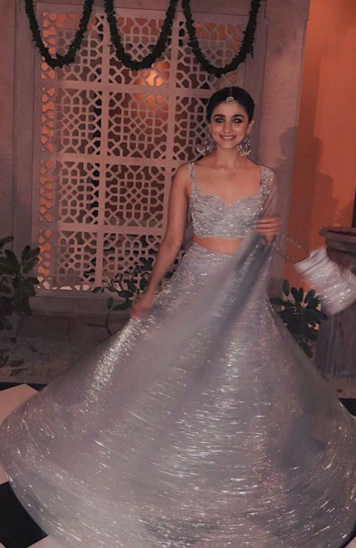 700px x 1078px - Alia Bhatt looks like a dream in pictures from best friend's wedding