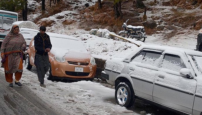 Roads around Murree re-open after heavy snow