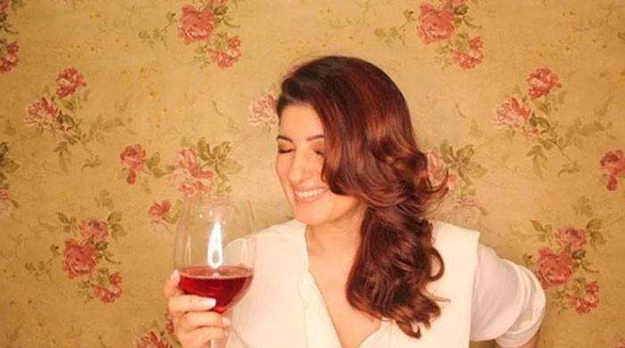 Twinkle Khanna Reveals Her Thoughts On Writers And Self Worth   L 267644 014208 Updates 