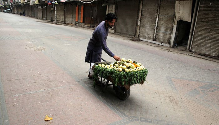 کاروباری ادارے اور بازار بند رہنے کے بعد لاہور میں لاک ڈاون دوسرے دن داخل ہوگیا