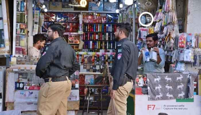 حکومت کے ‘یکطرفہ’ اقدام کے خلاف کراچی کے تاجر شام 8 بجے تک دکانیں کھلا رکھیں گے