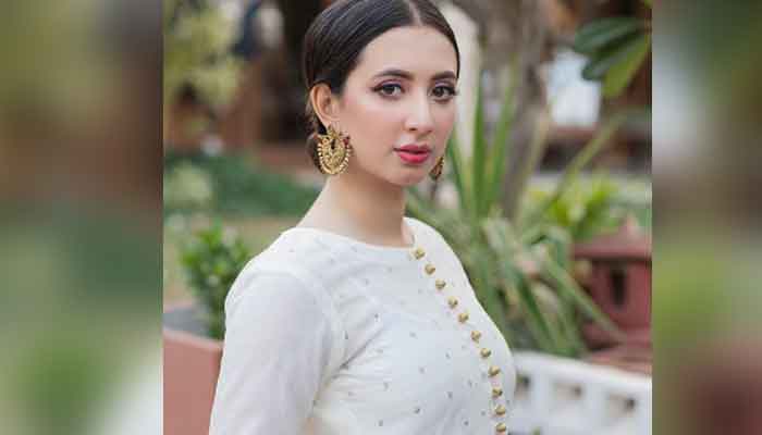 Komal Aziz Khan to donate clothes to needy women