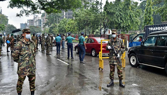 Bangladesh´s army personnel man a checkpoint where the Police check identity documents of commuters during the lockdown and travel restrictions imposed to contain the spread of COVID-19 coronavirus with an exception of people catering to emergency and essential services in Dhaka on July 4, 2021. — AFP/File