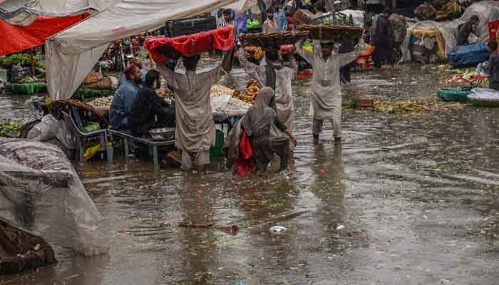 لاہور ، پنجاب کے دیگر علاقوں میں موسلا دھار بارش کے نتیجے میں کم از کم دو افراد ہلاک