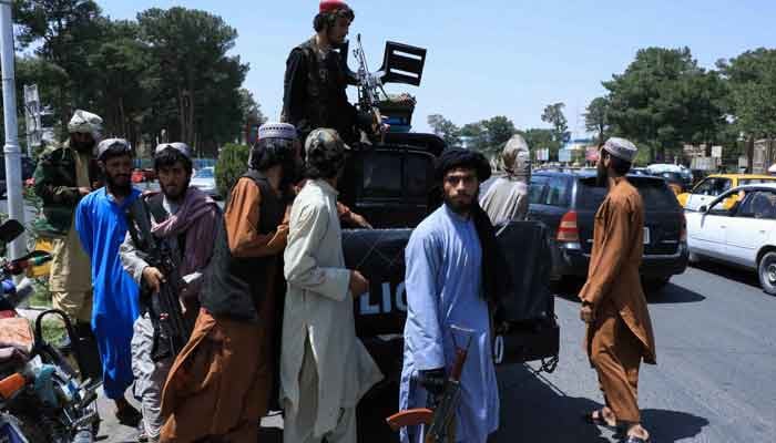 طالبان نے شمالی افغانستان کے شہر مزار شریف پر قبضہ کر لیا اور کابل کے قریب پہنچ گئے۔