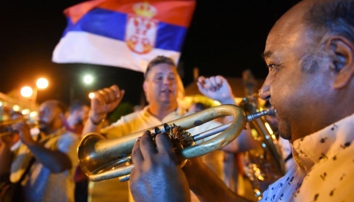 Musisi di Festival Terompet Serbia bermain meskipun ada pandemi