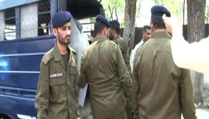 لاہور میں ایک شخص کتے کے حملے کے بعد گرفتار ، آٹھ سالہ بچی کو زخمی کر دیا۔