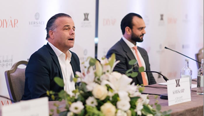 Kobi Karp addressing Diyár Press Conference at Grosvenor House Hotel, Park Lane, London.