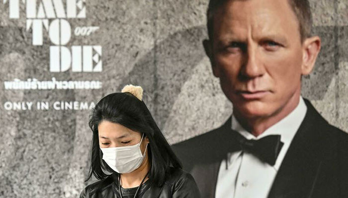 fans flock to watch daniel craig s final james bond movie no time to die