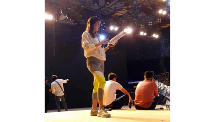 Mehwish Hayat rehearsing her script ahead of the show Photo: Eleen Bukhari