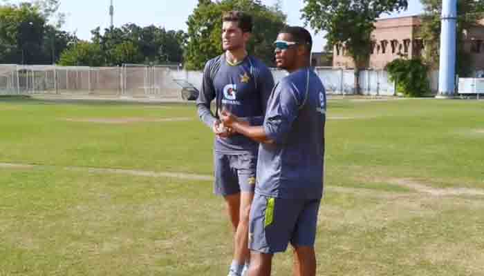 Vernon Philander gives tips to Pakistans Shaheen Afridi during a training session.