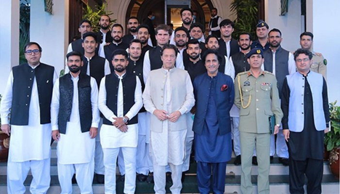 ‘انشاء اللہ پاکستان کل بھارت کو شکست دے گا’: وزیراعظم عمران خان نے بابر اعظم الیون کی حمایت کی