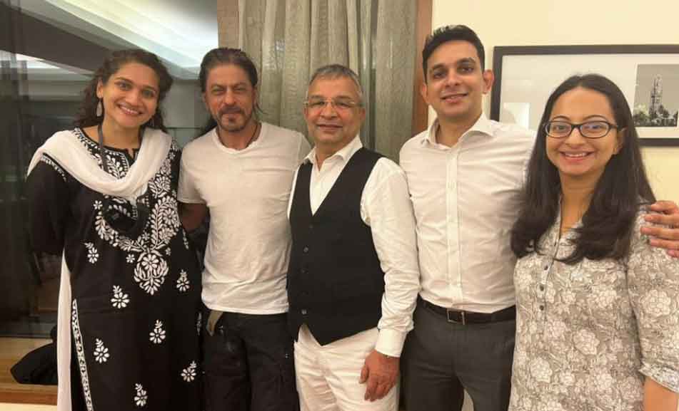 Shah Rukh Khans picture with lawyers go viral after Aryan gets bail