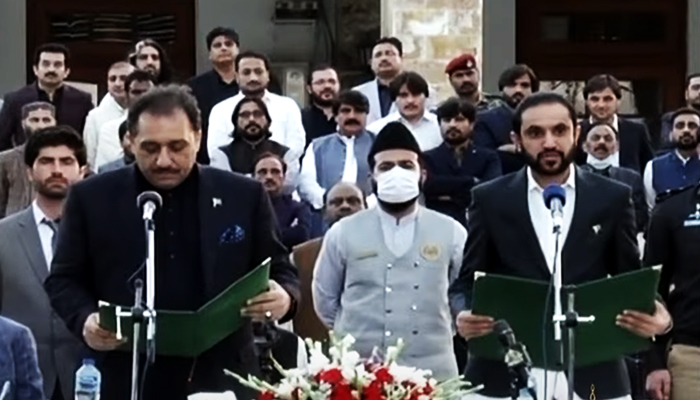 Governor Balochistan Zahoor Ahmed Agha (left) administering oath to the newly-elected chief minister of Balochistan, Mir Abdul Quddus Bizenjo, atGovernor House, Quetta, on October 29, 2021. — YouTube/ HumNewsLive