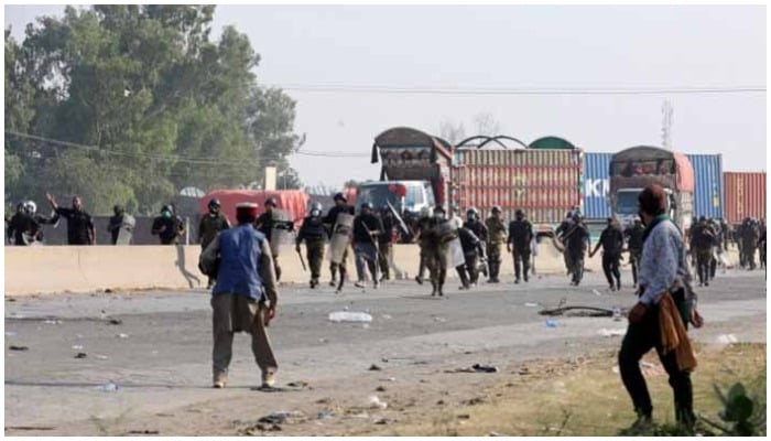 Proscribed outfits protestors clashing against police personnel on a road in Punjab. Photo: Geo.tv/file