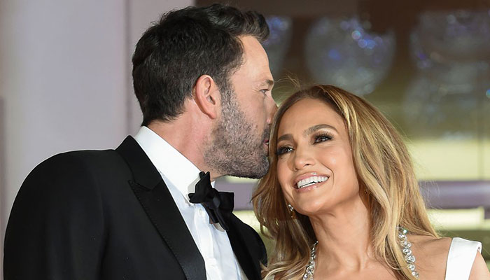 Jennifer Lopez, Ben Affleck find it difficult to stay away from each other