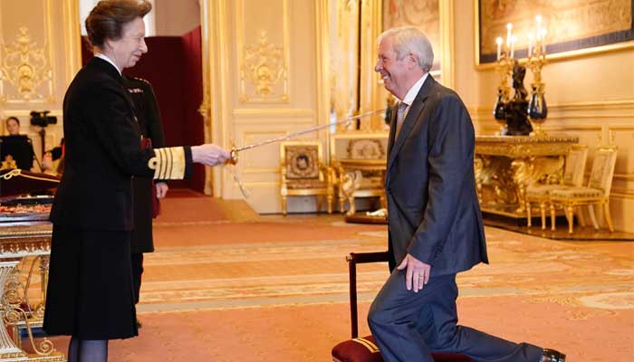 Queen Elizabeth congratulates Sir Brendan Foster