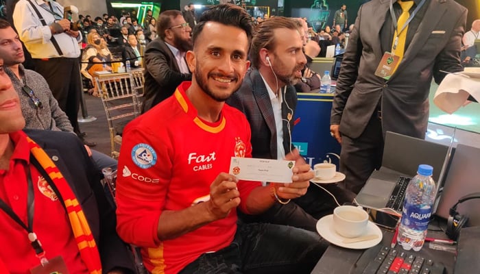 Hasan Ali confirming Colin Munros inclusion in the seventh edition of the Pakistan Super League, during the players draft, on December 12, 2021. — Twitter/Islamabad United