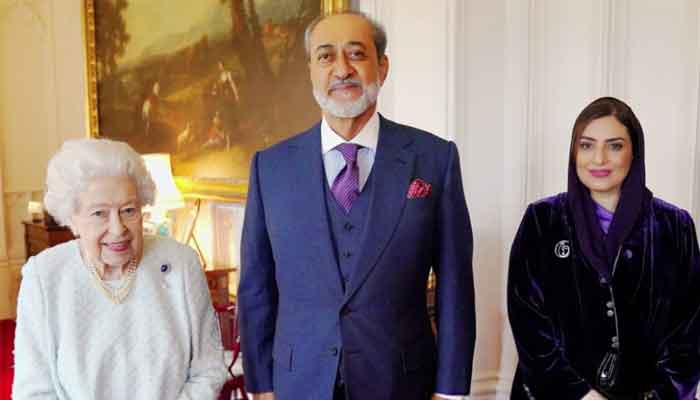 Queen Elizabeth makes rare public appearance as she hosts Omans Sultan and his wife