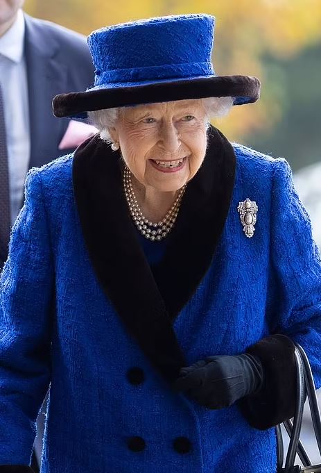 Queen Elizabeth leaves Windsor for London first time since October