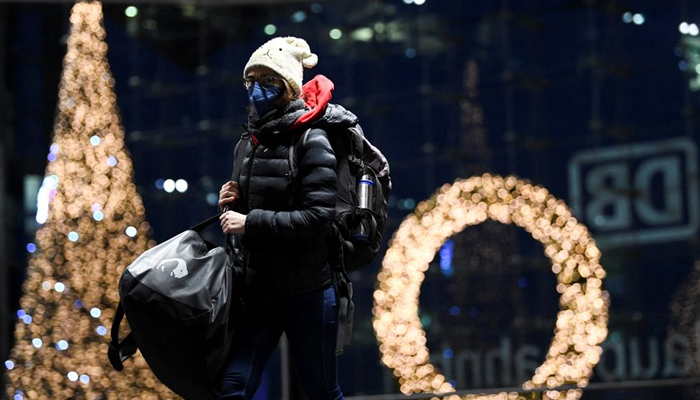 A woman carries her luggage amid the coronavirus disease (COVID-19) pandemic at the central station in Berlin, Germany, December 22, 2021. — Reuters/File