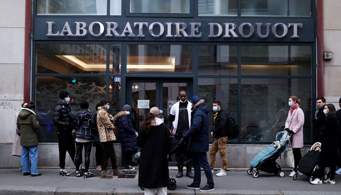 People queue for tests ahead of Christmas, amid the spread of the coronavirus disease (COVID-19) pandemic, in Paris, France, December 23, 2021. — Reuters/File