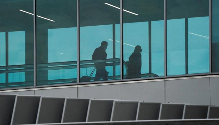 Travelers pull rolling luggage behind them inside Tom Bradley International Terminal at Los Angeles International Airport (LAX) during the holiday season as the coronavirus disease (COVID-19) Omicron variant threatens to increase case numbers in Los Angeles, California, US, December 22, 2021.— Reuters/File