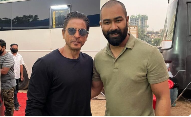 Shah Rukh Khan ends 2021 on work mode, poses for a picture on sets