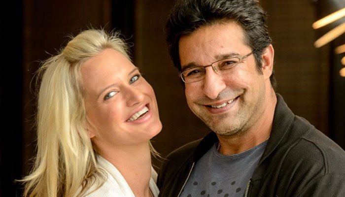 Wasim Akran (right) and wife Shaniera Akram (left). Photo: Geo.tv/ file