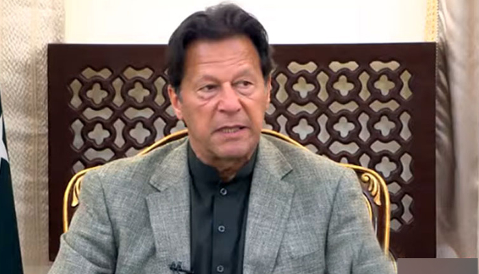 وزیر اعظم عمران خان 13 فروری 2022 کو اسلام آباد میں سابق سفیروں اور تھنک ٹینکس کے نمائندوں کے ساتھ بات چیت کے دوران گفتگو کر رہے ہیں۔ -- RadioPakistan