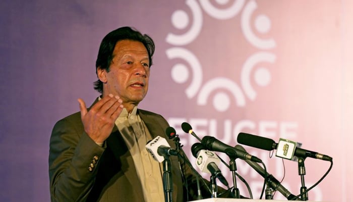 وزیر اعظم عمران خان 17 فروری 2020 کو اسلام آباد، پاکستان میں پاکستان اور اقوام متحدہ کی پناہ گزین ایجنسی کے زیر اہتمام پاکستان میں مقیم افغان مہاجرین کے مستقبل کے بارے میں ایک بین الاقوامی کانفرنس کے دوران خطاب کر رہے ہیں۔ — رائٹرز