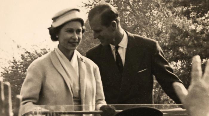 Kensington Palace to exhibit rare fan photos of the royals. See them here!