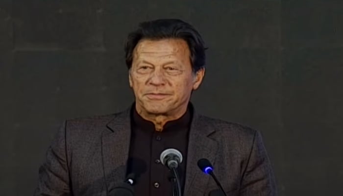 وزیر اعظم عمران خان 21 فروری 2021 کو اسلام آباد میں قومی ای کامرس کنونشن سے خطاب کر رہے ہیں۔ — YouTube/HumNewsLive